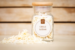 Cibule sušená v kořence