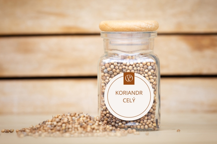 Koriandr celý v kořence