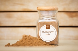 Muškátový květ v kořence
