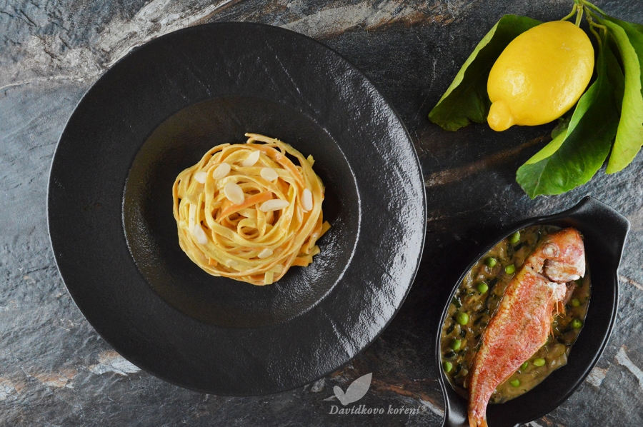  Červená parmice z Jadranu na růžovém víně, Hráškovém pepři s tagliatelle s citronovou omáčkou a mandlemi
