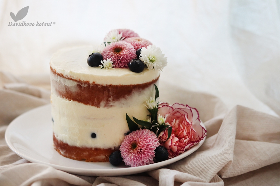 Levandulový dort s lemon curd a borůvkami