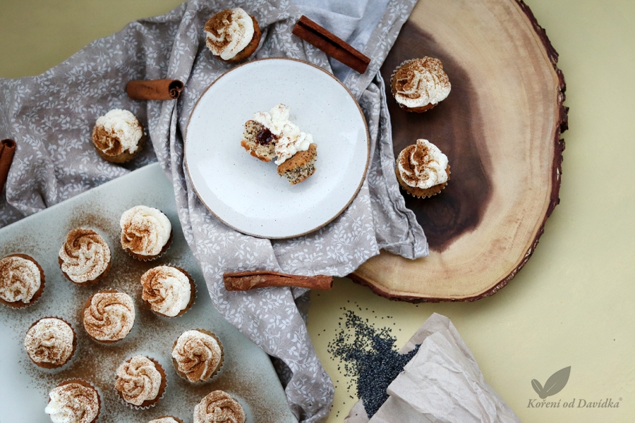 Makové cupcakes s domácími povidly a skořicí
